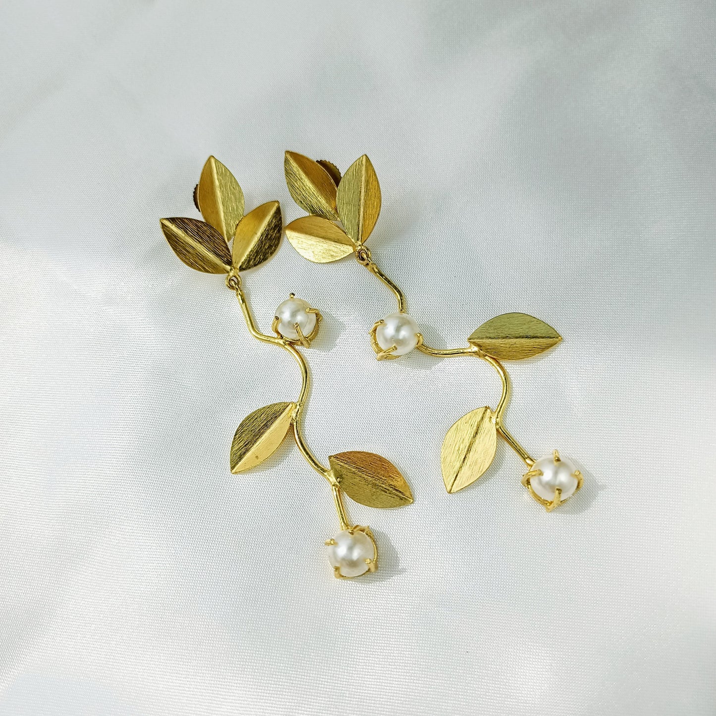 Leaf Gold earrings with Pearls